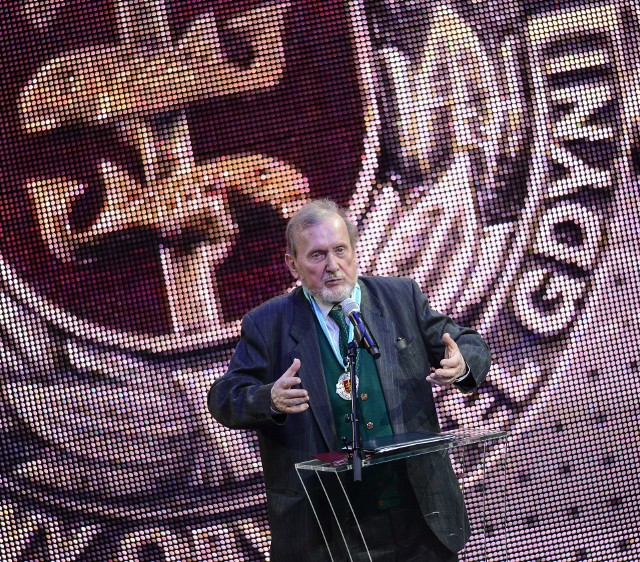 Ernest Bryll odbierający honorowe obywatelstwo Miasta Gdyni w 2016 roku
