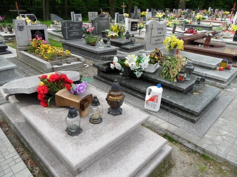Zniszczony cmentarz w Orzeszu Jaśkowicach