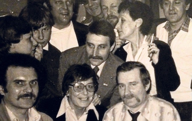 Październik 1983 roku, spotkanie po przyznaniu Lechowi Wałęsie Pokojowej Nagrody Nobla. Inka Musidłowska, z papierosem w dłoni, stoi tuż za przyszłym prezydentem