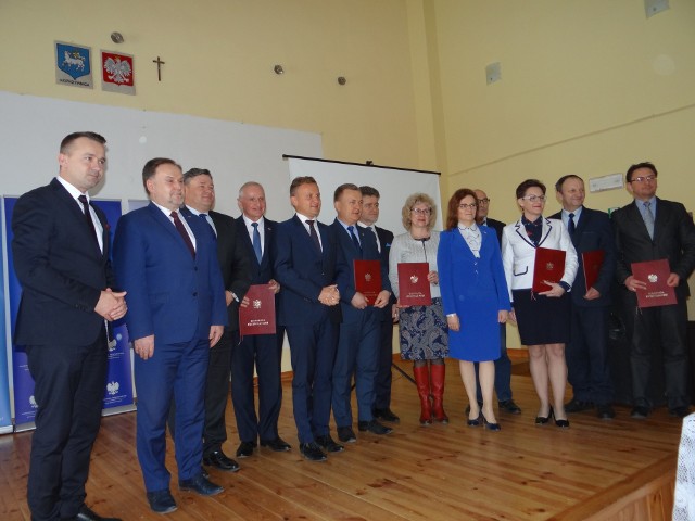 Wspólne zdjęcie uczestników wczorajszego spotkania w Koprzywnicy. Gospodarz burmistrz Marek Jońca, czwarty od lewej.  