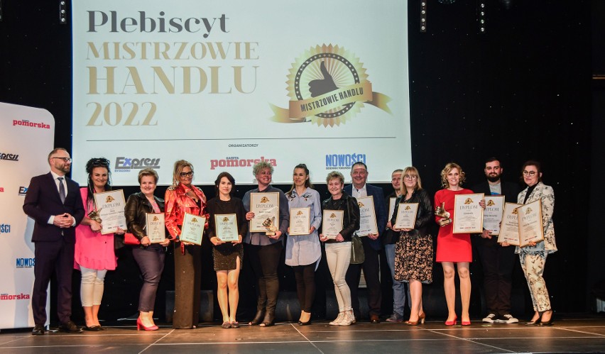 Redaktor naczelny Marcin Habel wraz z laureatami plebiscytu...