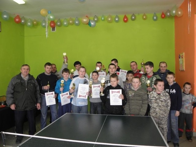 Uczestnicy w turnieju tenisa stołowego w Koziej Woli.