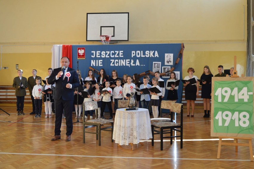  Akcja „Szkoła do hymnu” w szkole i przedszkolu w Kurzelowie. Zobaczcie zdjęcia 