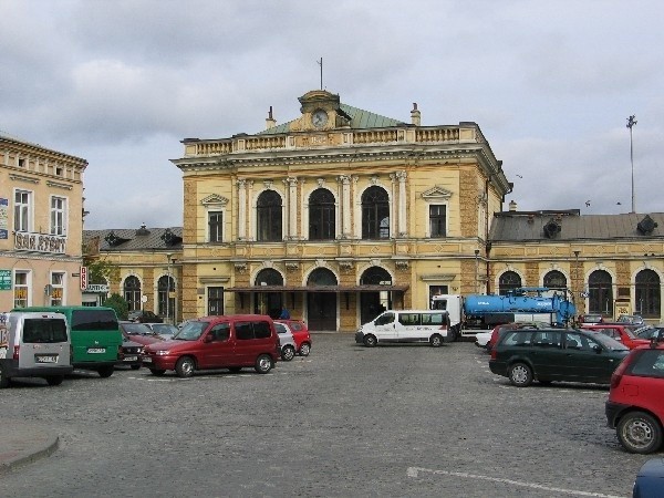 Wyremontowany dworzec kolejowy i jego otoczenie mogłyby być dobrymi wizytówkami Przemyśla.