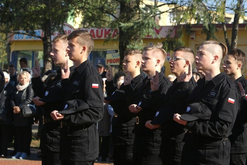 Ślubowanie klasy mundurowej III LO im. L. Szenwalda w...