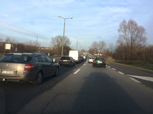 Zamknięcie wjazdu na wiadukt przy Auchan w Sosnowcu powoduje ogromne korki