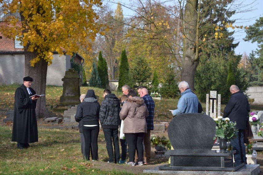W Lipnie na cmentarzu ewangelickim świętowano Pamiątkę Umarłych. Przy krzyżu zostało odprawione nabożeństwo [zdjęcia]