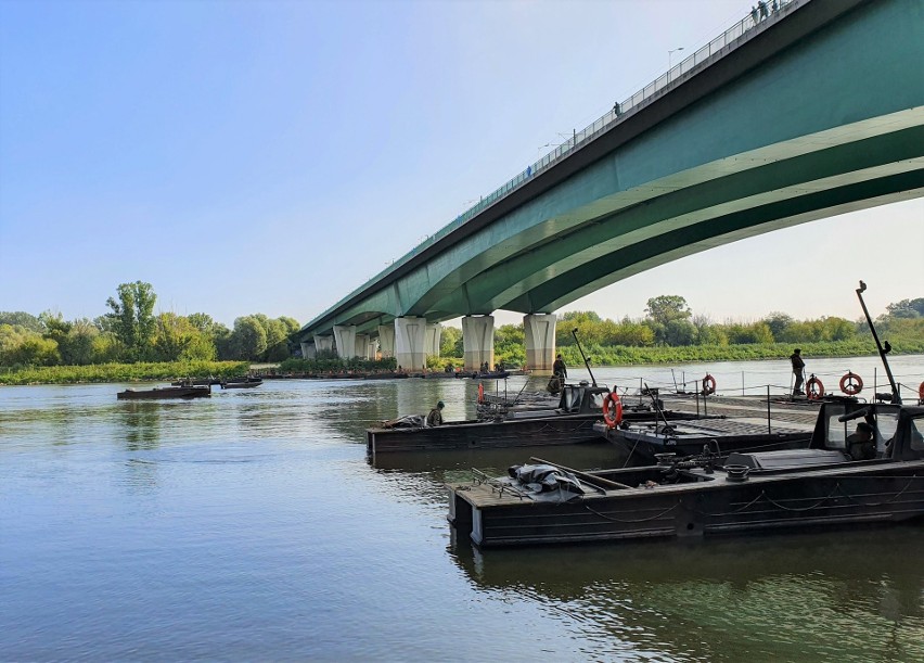 Żołnierze 2 Pułku Inżynieryjnego w Inowrocławiu budują most...