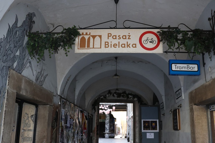 Pasaż Bielaka znany był z kultowych kawiarni, sklepów i kina. Dziś to miejsce w samym centrum Krakowa popada w ruinę  