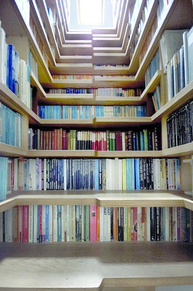 Właściciele domów mogą umieścić swoje książki pod schodami.