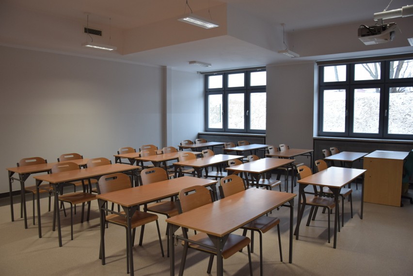 Egzaminy ośmioklasistów przebiegają bez zakłóceń. W powiecie krakowskim część nauczycieli zawiesza strajk
