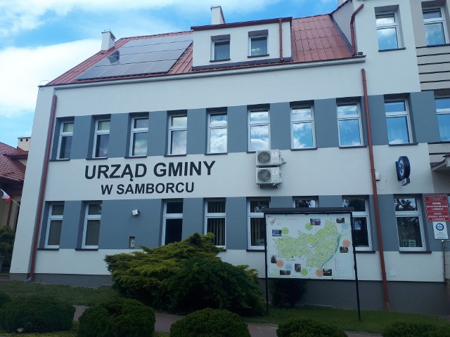 27 maja 1990 odbyły się pierwsze wybory do samorządu terytorialnego w Polsce, po 40 latach przerwy. W Samborcu wybieraliśmy Radę Gminy, która następnie wybierała wójta. Pierwszy objął urząd na początku czerwca 1990 roku. Przez 12 lat wójta wybierali radni, dopiero w 2002 wprowadzone zostały wybory bezpośrednie. Wszyscy są zgodni, że samorządy są podstawą sukcesu Polski w ostatnich latach. Przy okazji jubileuszu przypominamy tych, którzy rządzili gminą Samborzec przez ostatnie 30 lat. Zobaczcie kiedy rządzili i co robią dziś.Na kolejnych slajdach wójtowie gminy Samborzec od dziś do roku 1990. 