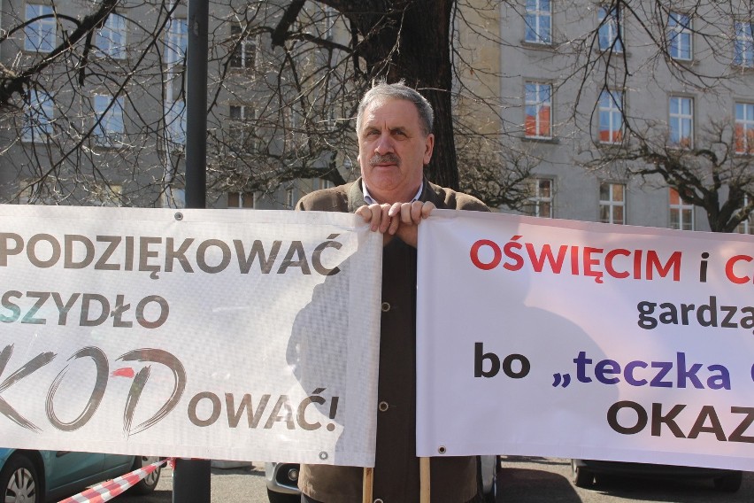 Działacze i sympatycy KOD manifestują w Katowicach na placu...