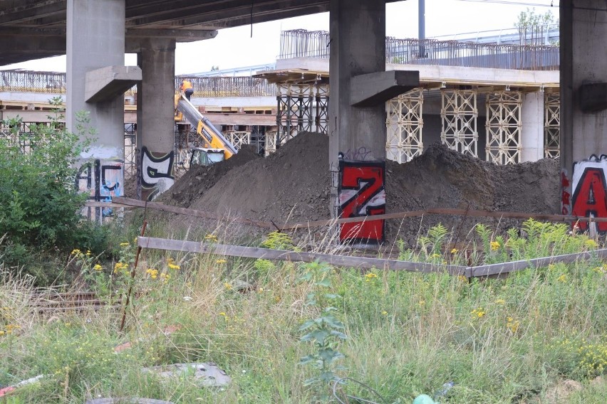Jak tylko skończą wiadukt, ruszyć ma budowa przystanku kolejowego Łódź Zarzew