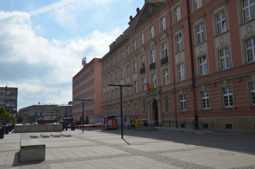 Wrocław: Tajemnicza koperta w urzędzie miejskim przy pl. Nowy Targ (FILM, ZDJĘCIA)