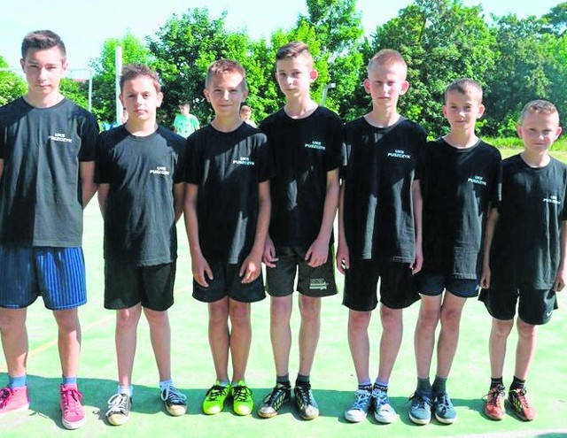 Wśród chłopców Puchar Burmistrza wywalczyli reprezentanci szkoły podstawowej w Chomentowie Puszcz.