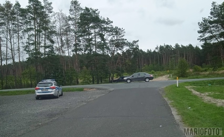 Wypadek w Kątach Opolskich. Osobowy opel dachował, dwie osoby trafiły do szpitala