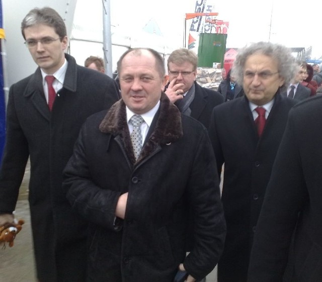 Minister Rolnictwa Marek Sawicki (w środku) w towarzystwie marszałka województwa Adama Jarubasa (z lewej) i Andrzeja Mochonia, prezesa Targów Kielce.