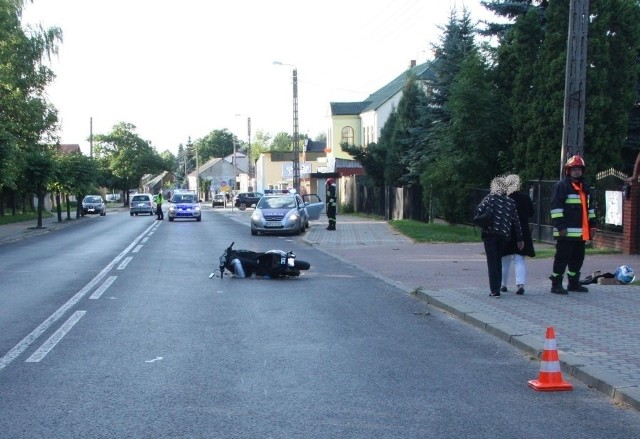 Do wypadku doszło na ulicy Kościuszki w Szydłowcu. Tym motorowerem (na pierwszym planie) kierował 18-latek, który z obrażeniami ciała trafił do szpitala.