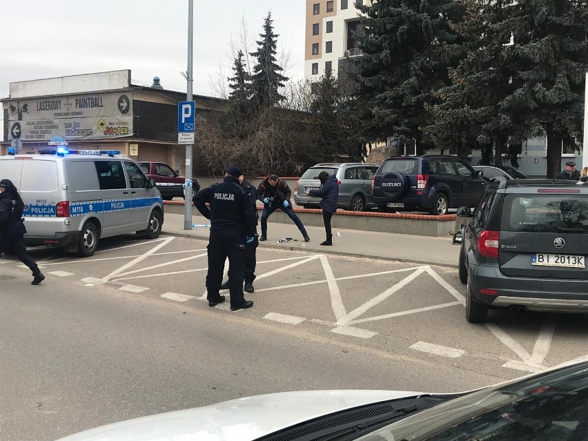 Ul. Bema. Nożownik w Białymstoku. Przy komendzie policji zaatakował dwie kobiety [ZDJĘCIA, WIDEO]