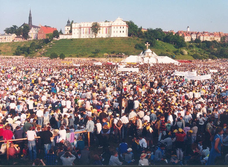 Rocznica wizyty Jana Pawła II w Sandomierzu. Ojciec Święty gościł tu 12 czerwca 1999 roku. Na mszy było 500 tysięcy osób -WYJĄTKOWE ZDJĘCIA