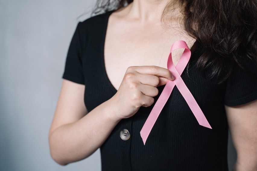 Jak i kiedy samodzielnie kontrolować niepokojące zmiany, by rak piersi nie miał szans? 