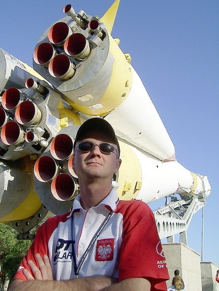 Grudziądzanin Sławomir Łasocha przed prawdziwą rakietą kosmiczną Sojuz na kosmodromie w Bajkonurze
