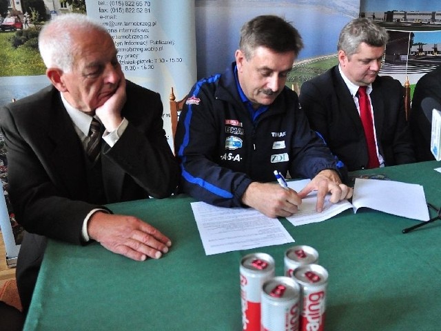 Zbigniew Nęcek (w środku), trener tenisistek stołowych z Tarnobrzega podpisuje umowę sponsorską z firmą Spar. Od teraz drużyna, którą prowadzi nosi nazwę KTS Zamek Spar Tarnobrzeg.