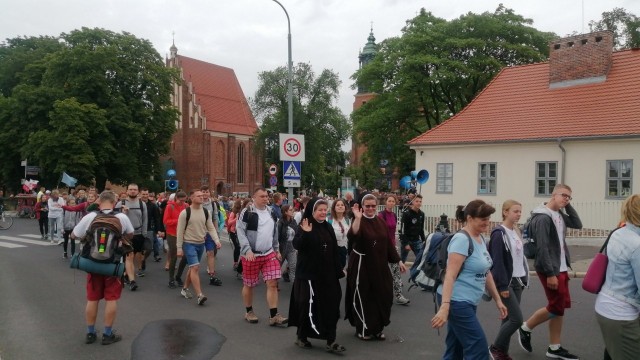 Po godz. 9 w sobotę, 6 lipca, pielgrzymi z Poznania wyruszyli na Jasną Górę. Rozpoczęła się 85. Poznańska Piesza Pielgrzymka. W tym roku idzie pod hasłem "Z Maryją w nowe czasy". Pielgrzymi dotrą do celu 15 lipca. Ich podróż poprzedziła uroczysta msza w katedrze.