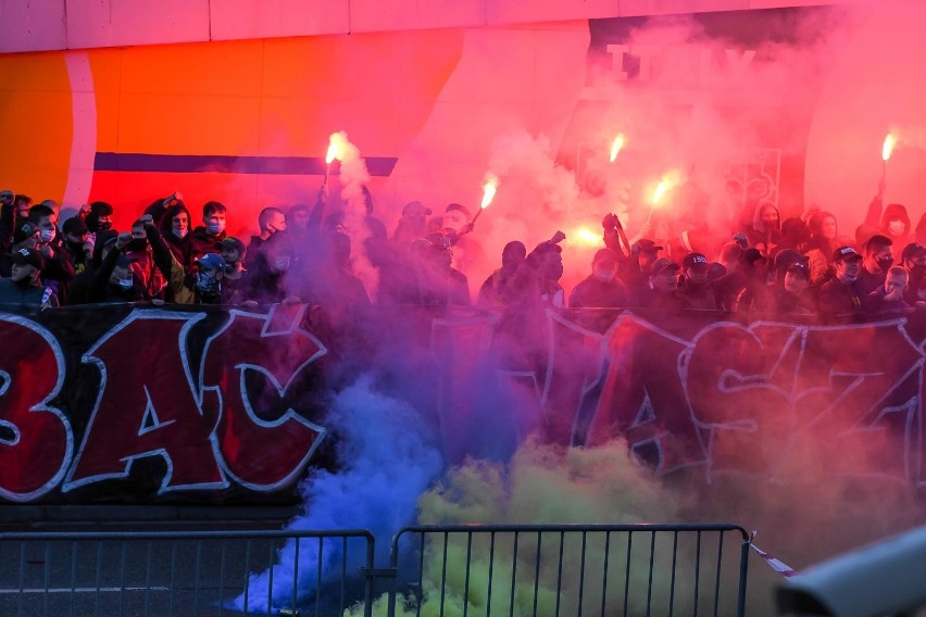 Fortuna Puchar Polski. Kibice Arki w meczu z Piastem dopingowali przed stadionem [ZDJĘCIA]