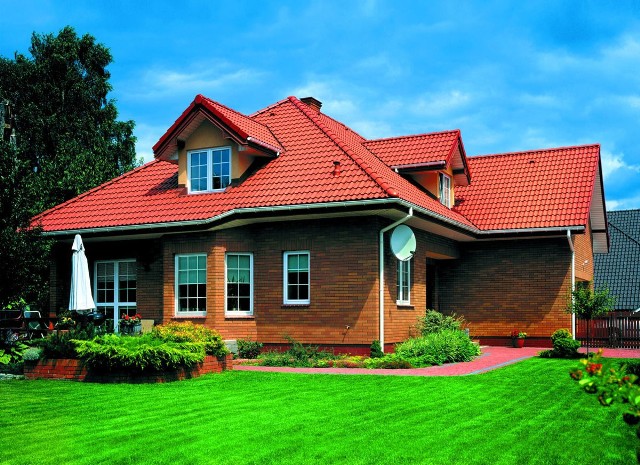 Dom jednorodzinny pokryty dachówkąDachówki ceramiczne i betonowe