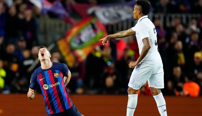Robert Lewandowski mocno krytykowany po spotkaniu FC Barcelona - Real Madryt. "Niewidziany", "Może czuć się jak w reprezentacji Polski"