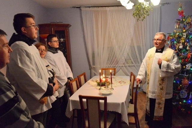 Trwa wizyta duszpasterska, zwana kolędą. Na zdjęciu ksiądz Jerzy Szkiert, były wikariusz parafii Podwyższenia Krzyża Świętego w Kielcach.