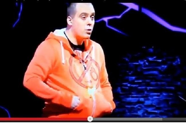 Żurom podpala swoją bluzę w programie "Państwo w Państwie" (screen z YouTube'a)