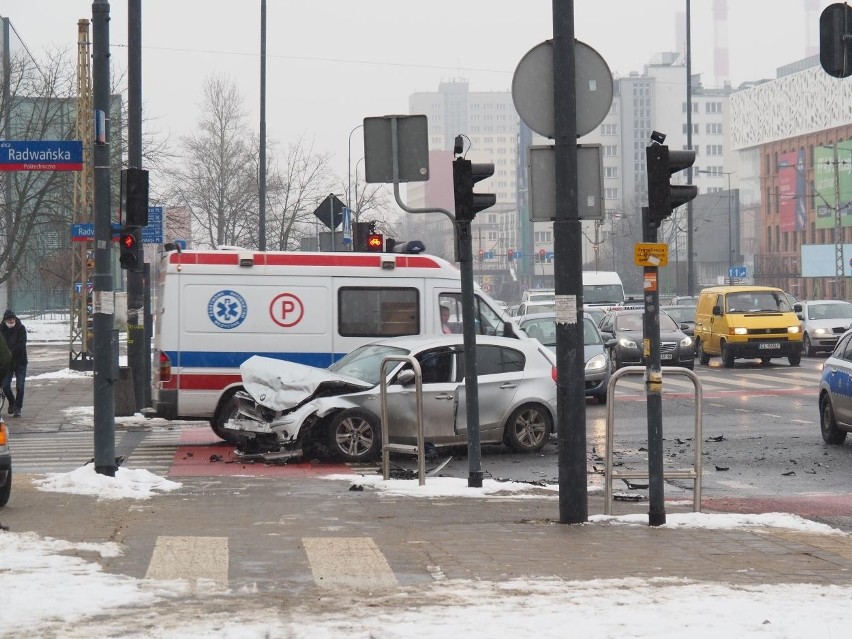 Groźny wypadek na skrzyżowaniu al. Politechniki i ul. Radwańskiej ZDJĘCIA 