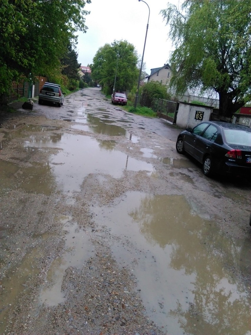 Tak wygląda ulica Świt po deszczu