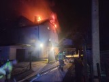 Nocny pożar w Wieliczce. Dwie rodziny straciły dach nad głową. Potrzebna pomoc