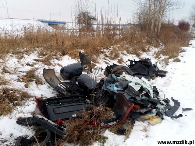 Wśród podrzuconych śmieci przy ulicy Energetyków w Radomiu znalazły się między innymi opony, zderzaki, filtry i fotele.