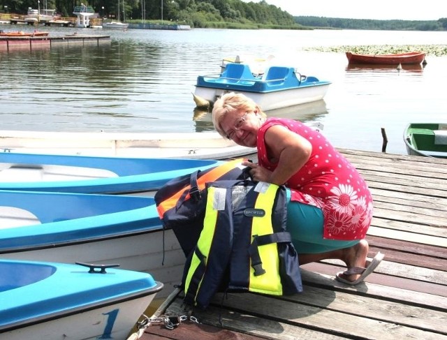 Łódki i kajaki w wypożyczalni sprzętu na plaży miejskiej są już przygotowane do sezonu. Prezentuje je Maria Jaroszek