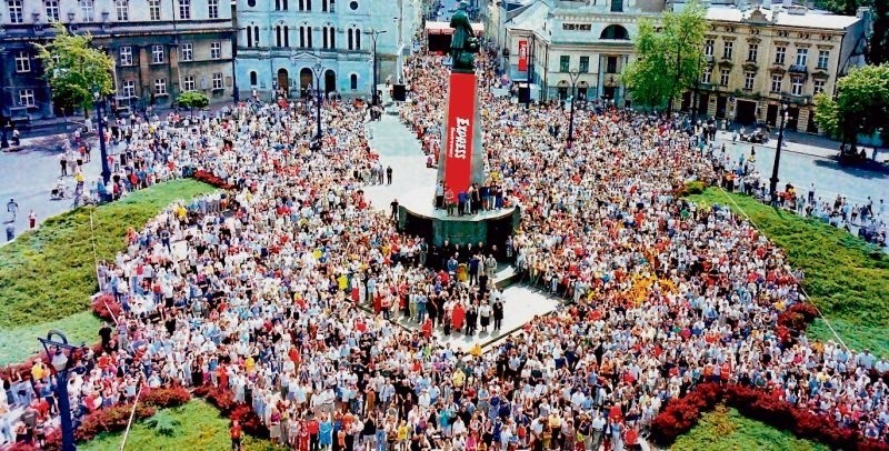 Ponad 5 tys. łodzian przyszło 14 czerwca 2003 roku na plac...