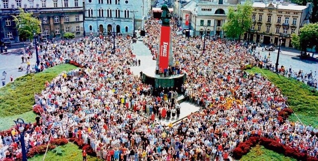 Ponad 5 tys. łodzian przyszło 14 czerwca 2003 roku na plac Wolności, by zostać uwiecznionym na „Wielkim zdjęciu łodzian” zrobionym z okazji 80-lecia „Expressu Ilustrowanego”. Słoneczna pogoda, niewielkie chmurki na niebie ułatwiły sfotografowanie zgromadzonych wielkoformatowym aparatem o dużej rozdzielczości  oddającym najdrobniejsze szczegóły. Znakomita optyka o dużej głębi ostrości pozwoliła rozpoznać na zdjęciu twarze wszystkich, niezależnie od miejsca gdzie stali. Zobacz zdjęcia na kolejnych slajdach