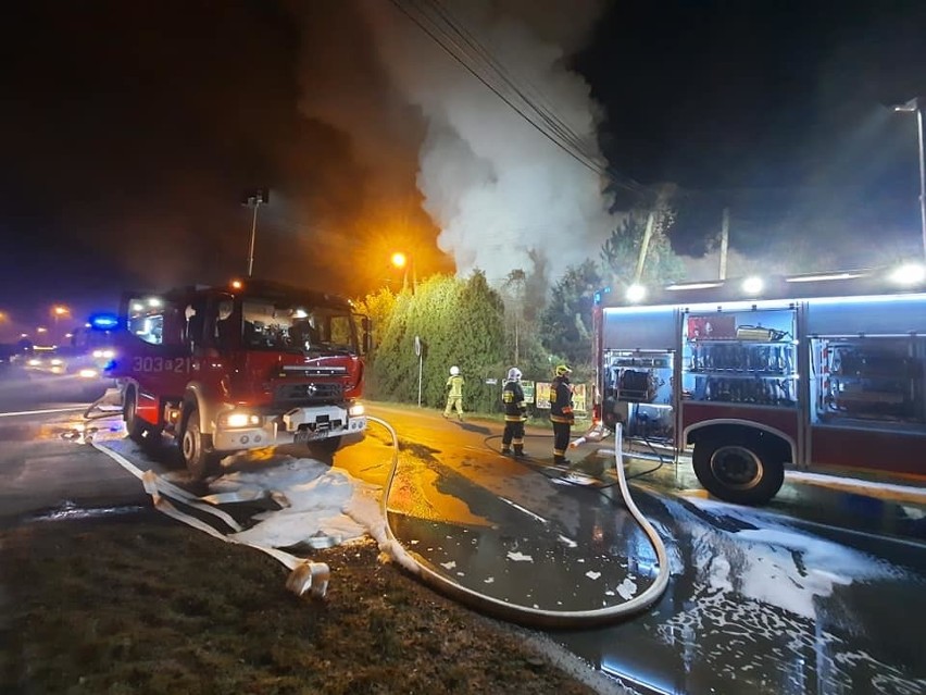 Pożar budynku w Balicach. Wewnątrz są samochody objęte ogniem