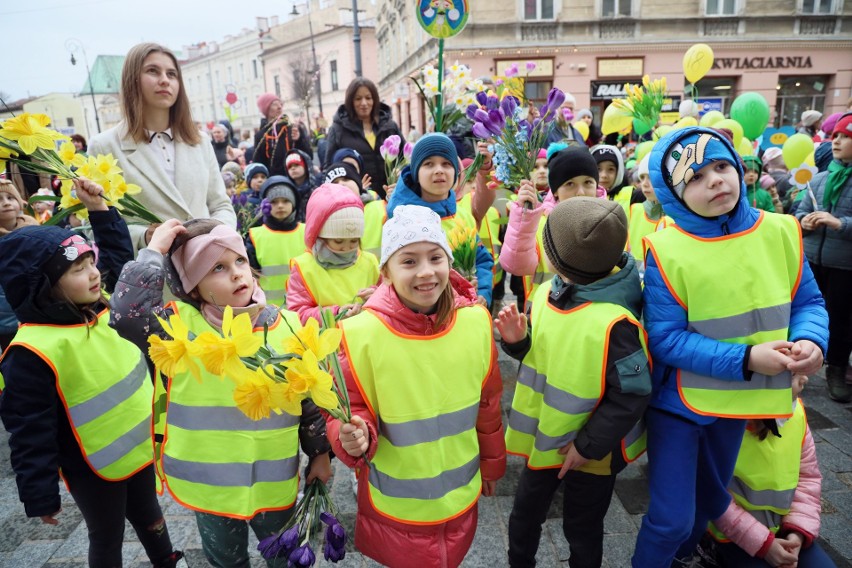 Deszcz nie jest straszny wiośnie. Młodzi radośnie przywitali ją pod ratuszem! [ZDJĘCIA i WIDEO]