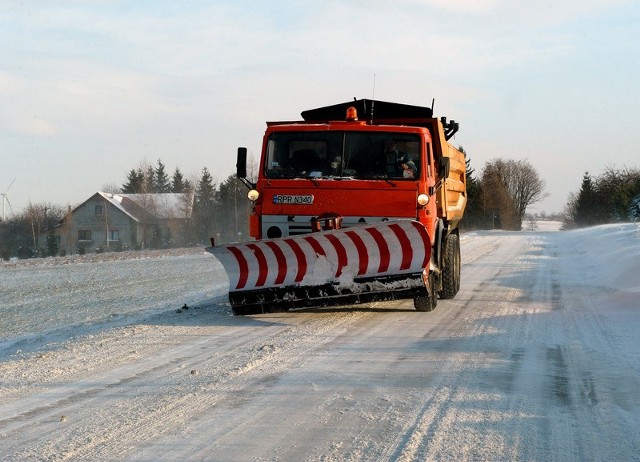 Na drogi znów wyjechały piaskarki.