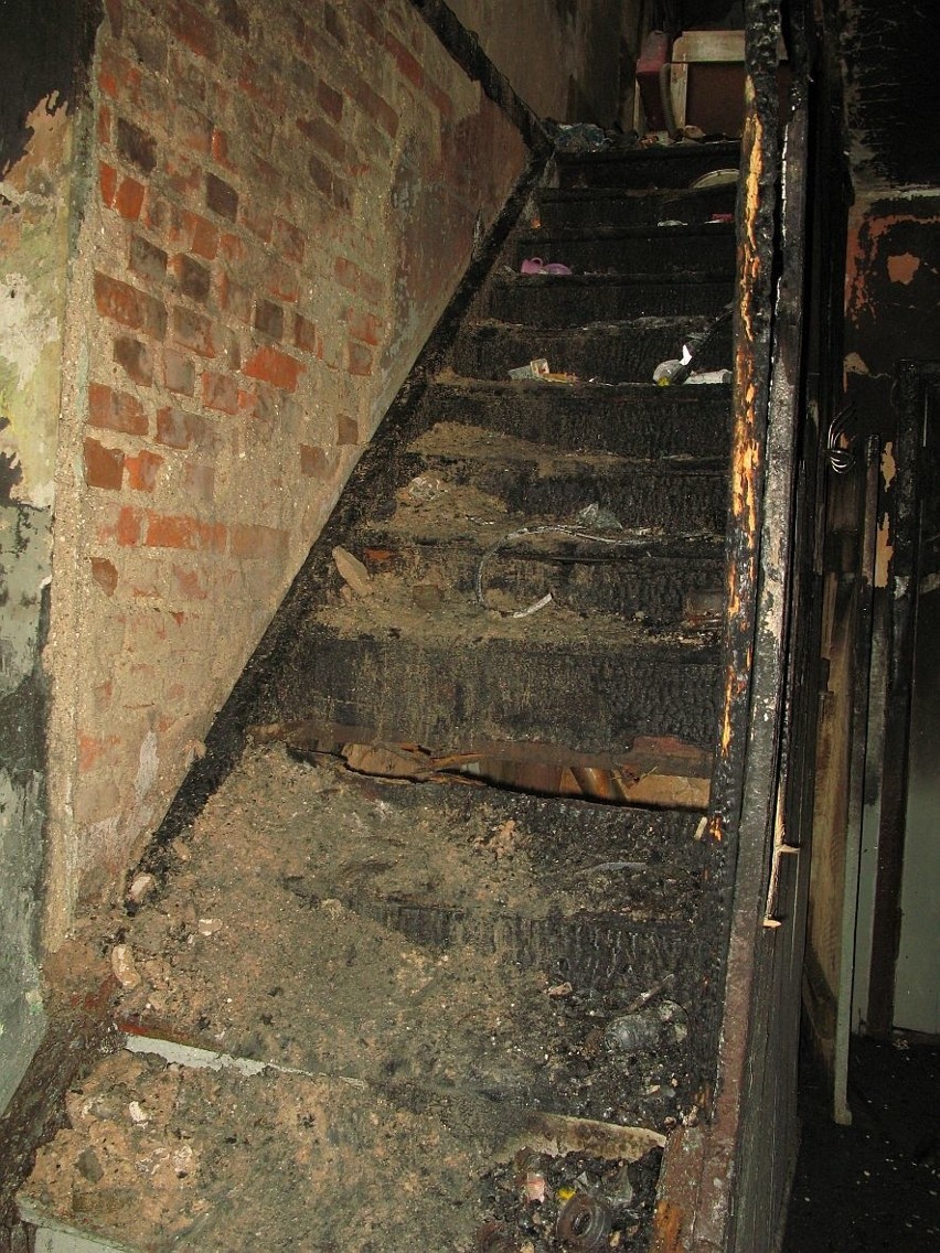 Spalone schody, którymi można było dostać się na piętro.