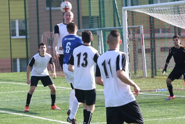 Piłkarze Nidy Pińczów (w białych koszulkach) zremisowali w ostatnim ligowym meczu z Wierną w Małogoszczu 1:1.