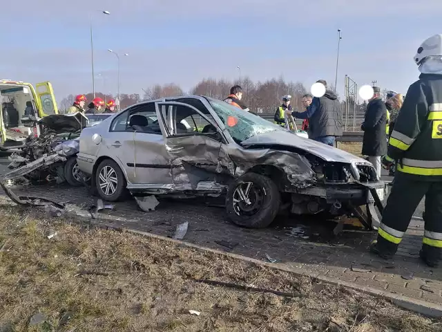 - Zgłoszenie otrzymaliśmy o godz. 9.55 - mówi ogniomistrz Mateusz Jaster z Komendy Miejskiej Państwowej Straży Pożarnej w Bydgoszczy. - Na ul. Obwodowej zderzyły się dwa auta osobowe. Kobieta kierująca skodą i kierowca peugeota zostali na miejscu przebadani przez zespół ratownictwa medycznego. Byli przytomni, ale zostali zabrani do szpitala.W akcji ratowniczej uczestniczyły dwa zastępy strażaków z Jednostki Ratowniczo-Gaśniczej nr 4 w Bydgoszczy oraz OSP Białe Błota. Uwaga kierowcy, jak informuje policja, droga jest częściowo przejezdna. Utrudnienia w ruchu potrwają jeszcze około pół godziny.***Flesz - wypadki drogowe. Jak udzielić pierwszej pomocy?