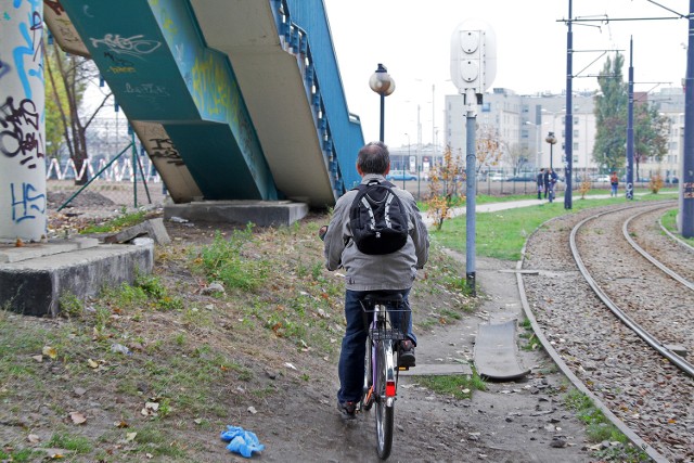 Wielu rowerzystów omija zagrodzony przejazd przy torach