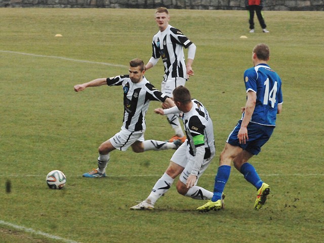 Bartłomiej Dudzic (przy piłce) ma pewne miejsce w składzie Sandecji