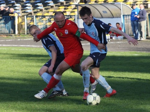 Piłkarze Pomorza (czerwone stroje) i Jantara Ustka (niebiesko-czarne) przegrali swoje spotkania w IV lidze.